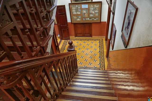 zábradlí na schodišti